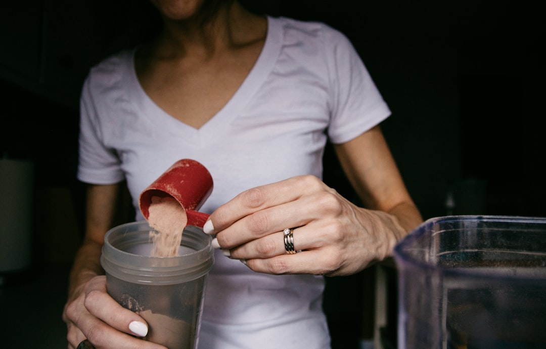 Athlete preparing for high intensity training with sodium bicarbonate supplement